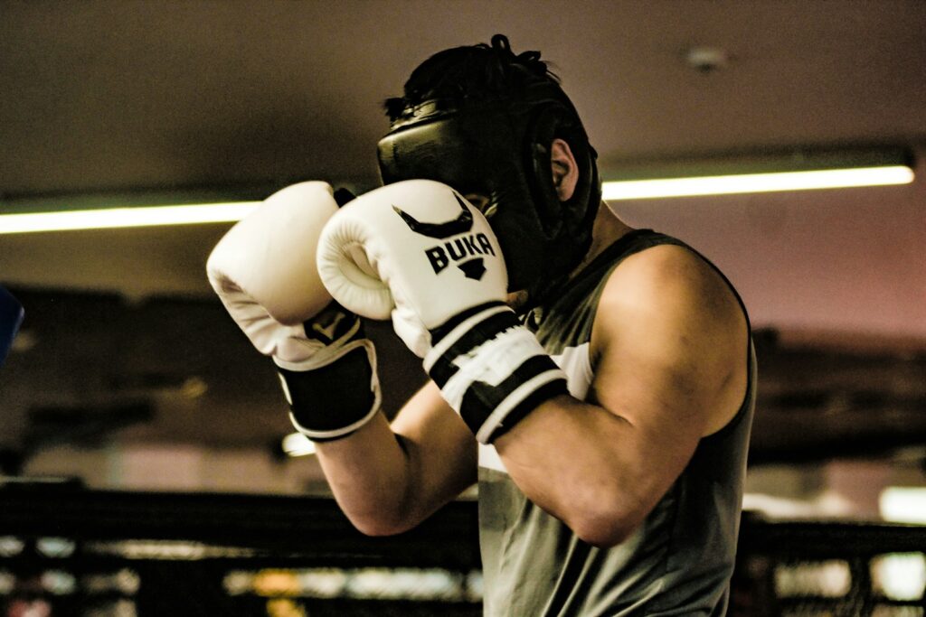a man wearing a white and black boxing glove - Boxeo Viladecans contacto
